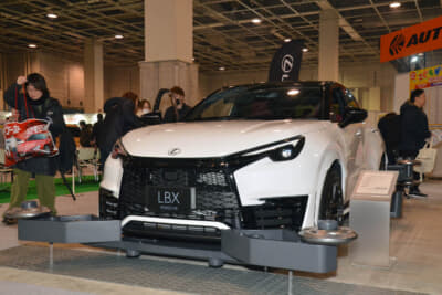 レクサス LBX MORIZO RR：1/1のレクサス LBXのミニ四駆が展示され大きな注目を集めていた