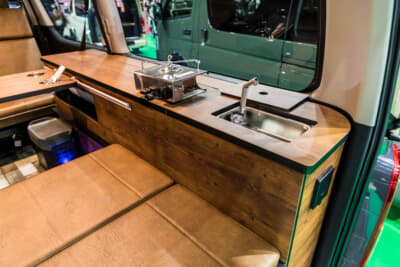 トヨタ ハイエース スーパーGL：カーゴルームの右側面には、シンクやコンロなどを設置し、電源系も格納した棚を配置