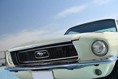 1968年式 フォード 初代 マスタング：映画『ブリット』（1968年）にてスティーブ・マックイーンが走らせた「GT390」と同じマスクが与えられた