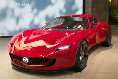 コンセプトカーのMAZDA ICONIC SPが展示されている