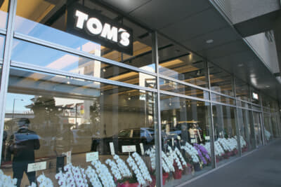 ガラス張りのショールームなので、外からも見やすい