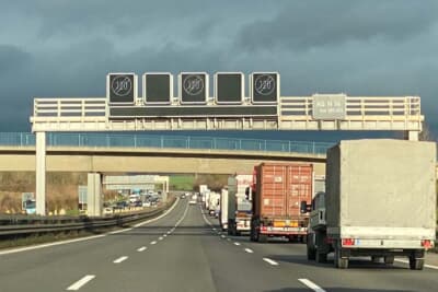 ドイツのアウトバーンの120km/hから速度制限解のマーク。ぶっ飛ばすドライバーはそんなに多くありません