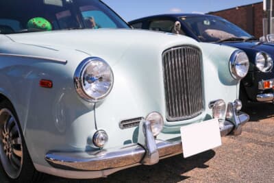 光岡 ユーガ：ヘッドライトやグリル周りなど、流麗な造形が特徴のフロントフェイス