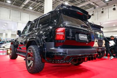 トヨタ ランドクルーザー250：リアバンパーはディフューザーへ繋がるデザイン処理を施す