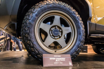 トヨタ ランドクルーザー250：のオーバーフェンダーにジャストフィットするホイールが、20×9J＋18という新サイズとなる「BRADLEY FORGED 匠」