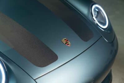 97万5000ドル(邦貨換算約1億5208万円)で現在も販売中のポルシェ「911リマスタード バイ ギュンター ヴェルクス」(C)Courtesy of RM Sotheby's