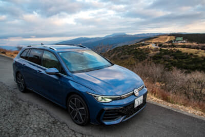 フォルクスワーゲン ゴルフ ヴァリアント TDI Rライン：ボディカラーはアネモネブルーメタリック