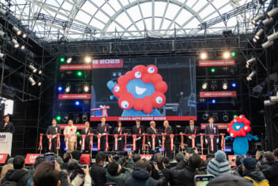 テープカットでは「ミャクミャクさま」としても親しまれている大阪・関西万博公式キャラクターも駆けつけた