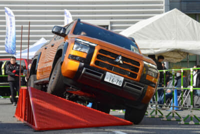 車輪のひとつが浮いてしまうほどの大きな凸凹を再現