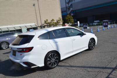 メーカーのテストドライバーの運転で、アイサイトの効能を実体験するという趣向