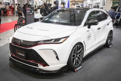 トヨタ ハリアー：左側にはADVAN dB V553を装着