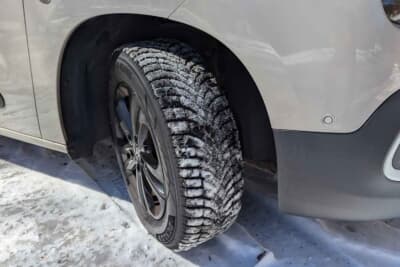 ダンロップ シンクロウェザー：圧雪路に入る前は御覧のような霜のような雪が付着した。トレッド面に雪が食い込んでいない