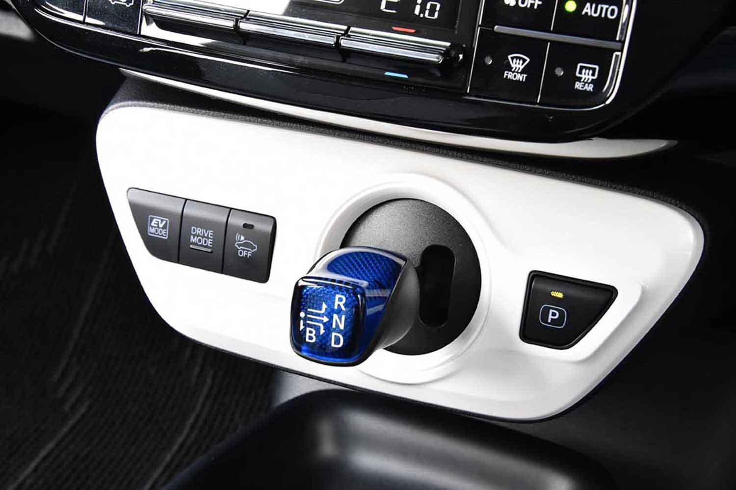ハイブリッド車の「Bレンジ」はいつ使う？「バック」ではなく「ブレーキ」…「Bレンジは燃費がいい」の都市伝説は本当？