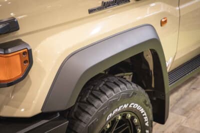 トヨタ ランドクルーザー70：樹脂製のオーバーフェンダーに合わせて開発を行っている