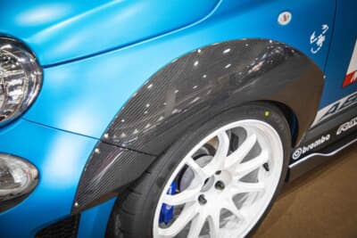 アバルト 595：カーボン製のオリジナルボディスタイリングキットを装着