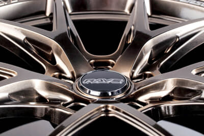 VERSUS VV21S グレイスゴールド:迫力のコンケイブフォルムも、超光輝調のゴールドカラーによって陰影が増し、持ち味の立体感がより際立つ