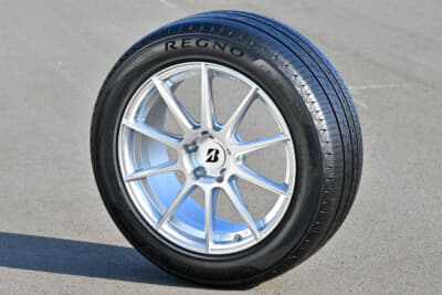 ブリヂストン REGNO GR-X III TYPE RV：トレッドショルダー部の剛性とパターン、それらのバランスを変えることで、REGNOらしいバランスを上手く作りこんできている