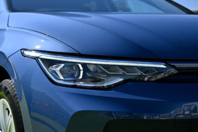 VW ゴルフ eTSI アクティブ：ハイビーム照射距離が500mに拡大した「IQ.LIGHT」を採用したLEDヘッドライト