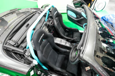 マツダ NB型 ロードスター:ブラックを基調とした内装に明るいライトブルーが映える。カラーコーディネートも秀逸