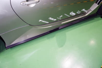 レイテックオートワークス GR86：サイドステップは下部にフラットな形状を採用し、デザインと整流効果を両立させている