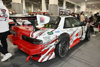 日産 S13型 シルビア：オーバーフェンダーかつ巨大なリアウイングが印象的