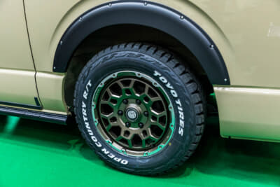 トヨタ ハイエース スーパーGL：ホイールは同社のRUGGED ROCKというオフロードテイストたっぷりのホイールに、TOYO OPEN COUNTRY R/Tを装着