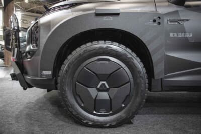 三菱 アウトランダーPHEV ナイト シーカー コンセプト:専用ホイールプロテクター。よく見ると三菱のマークだ