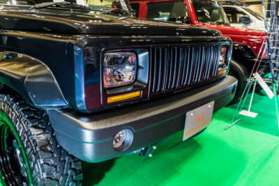 スズキ ジムニーシエラ:従来よりもスリムになった新作のフロントバンパーを装着