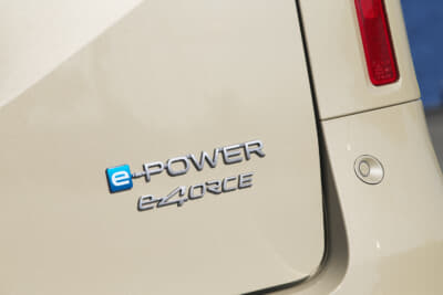 日産 セレナe-POWER ハイウェイスターV 4WD車：2024年10月に追加された4WD車にはe-4ORCEのエンブレムが貼られる
