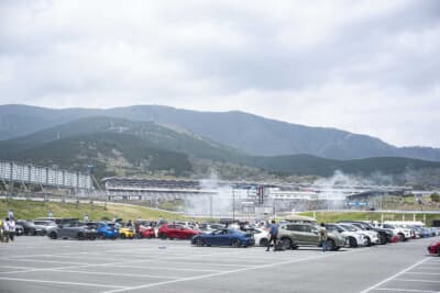 会場にはレイズのホイールを装着したエントリーユーザーの愛車が並ぶ