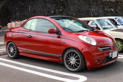 日産 マイクラC＋C：ルーフを閉じた状態がこちら。名称のC＋CはCoupe（クーペ）プラスConvertible（コンバーチブル）の意味。クーペ感が強調されたデザインであることが分かる