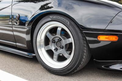 ユーノス ロードスター：サスペンションはテイン製フレックスZ、ホイールはボルクレーシングTE37で、ディスクローターもドリルドタイプを選択