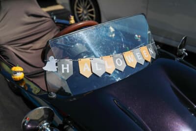 光岡 K-2：使用中に割れてしまったので、自ら製作したフロントウインドウ。ノーマルと比較して高くしているため、顔への風当たりも軽減されている