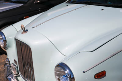 光岡 ユーガ：ボンネットもクラシカルなスタイルに合わせて造形している。この精巧な作りこみに職人魂が込められている