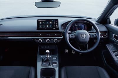 ホンダ シビックRS:ナビはダッシュボードに埋め込まれている