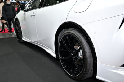 前後ともに19×8.5J＋43。10万1200円／1本