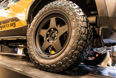 トヨタ ランドクルーザー250：装着されているタイヤは、外径が約33インチとなるトーヨータイヤ OPEN COUTRY R/Tの275/60R20という国内未発売サイズを参考装着