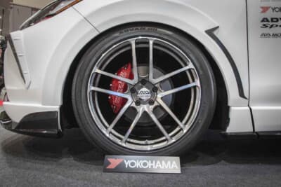 トヨタ ハリアー：左側にはADVAN dB V553を装着