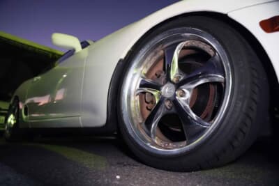 トヨタ スープラ：購入したときに装着されていたワークのVS KF。サイズはフロントが8.5J×19でリアが9.5J×19だ。組み合わせるタイヤはケンダ