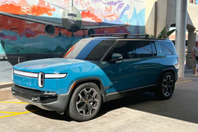 ホテルのドライブウェイに止まっていたEVのRIVIAN。クルマ・ウォッチングも楽しい