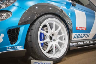 アバルト 595：マッキナ専売のレイズのホイールCE28 N-plus（17×8.5+15）と、215/40R17のブリヂストン ポテンザ RE-12Dを組み合わせている