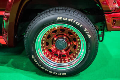 K-BREAK サムライ ジムニー：WORK CRAG GALVATREホイールをチョイスし、これに純正よりかなり扁平となるBFグッドリッチ Radial T/Aの205/60R15サイズを履く