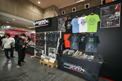 アパレルなどグッズも盛りだくさんだった