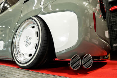 YSR トヨタ シエンタ：遊び心たっぷりのエキゾーストシステムはオリジナル。テールは左右それぞれ2本出しだ