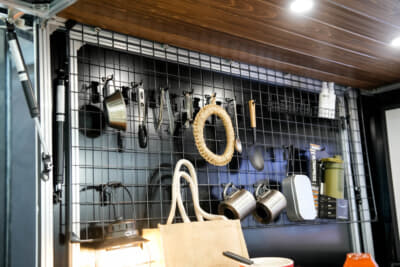 ランプス 1960:限られたスペースでの収納は壁をいかに使うかが重要。ワイヤーネットなどを活用したい