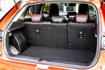 スズキ フロンクス：ラゲッジ容量は210L。ラゲッジボードを取り外せば290Lとなる