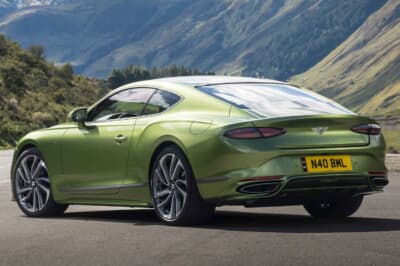 ベントレー コンチネンタル GT：トランクリッドはダウンフォースを発生させるデザインとなり、リアスポイラーは必要なくなっている。22インチホイールもデザインが新しくなった