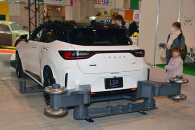 レクサス LBX MORIZO RR：巨大なミニ四駆用のコーナーガイドを装着した実車