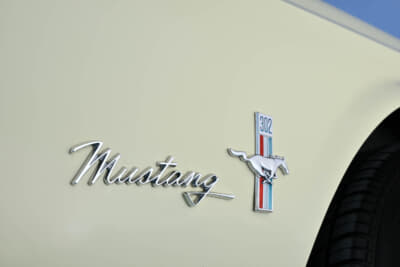 1968年式 フォード 初代 マスタング：左右フロントフェンダーにはスモールブロック最大の「302（立方インチ＝約5.0L）」のバッジが取り付けられているものの、現車が実際に搭載するのは289立方インチ、つまり4.7LのスモールブロックV8エンジン