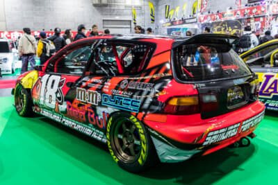 ホンダ EG型 シビック：軽量化のために、フロントフードやルーフパネル、リアゲートなどはカーボン製に置き換えている